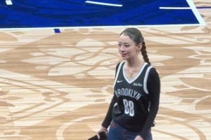 吉娜穿籃網球衣在場邊，真是便宜郎朗那小子了