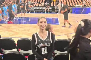 身材真好啊吉娜現身NBA中國賽 打招呼還秒回應