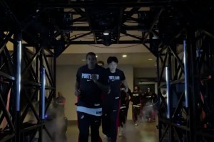 季前賽主場首秀楊瀚森跟著隊友一起跑進場準備熱身！