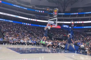 給現場球迷秀一下！萊夫利打板助飛弗拉格空接暴扣，大家都看嗨了