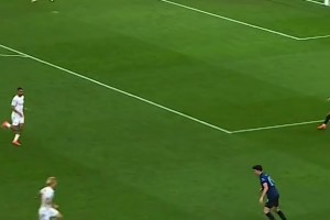 最強左中衛！國米官推：你敢相信這是一名中衛球員做出的動作嗎