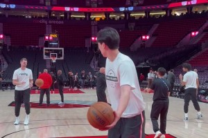 今天一記背運過人帥翻全場！楊瀚森賽前熱身就已展示自己夢幻腳步