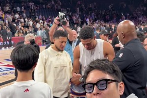 布克見到他也得一愣吧！“中國布克”昨日與布克本尊合影，還獲親簽球衣