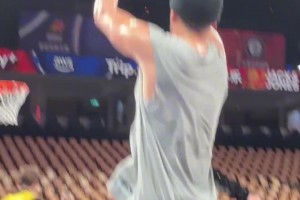 必須得給布克上上強度！國產(chǎn)卡戴珊肘姐：卡戴珊來看布克打球了~