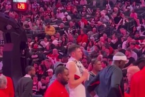 楊瀚森今日在場上打瘋了，球迷打趣：克林根在場下顯得很落寞！