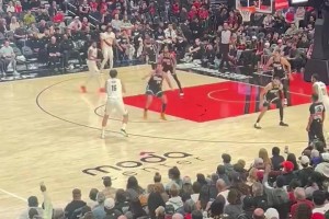 全場球迷都炸了！楊瀚森背運過人轉身上籃打進，簡直就是小約基奇