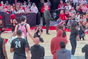 太老實(shí)了！楊瀚森此前全神貫注盯著啦啦隊(duì)，并認(rèn)真模仿跳了起來