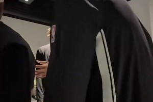 1分鐘沒撈著！曾凡博賽前和籃網隊友一起，還“爆錘”攝像頭