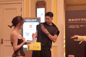 曹巖拿著禮物給美女網紅聶小雨送禮并拍照 網友身邊大喊“曹賊”