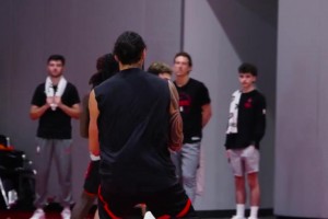 哇塞！阿門這記傳球也太帥了！大手一揮助攻申京暴扣得手！