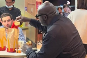 網友在澳門麥當勞偶遇奧尼爾：吃漢堡跟吃月餅一樣