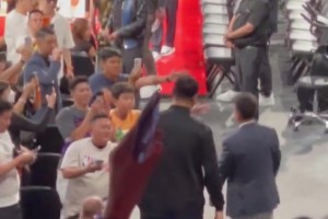 姚明現(xiàn)身第二場中國賽，現(xiàn)場歡呼聲依舊很熱烈