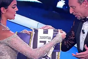 喬治娜和喜劇演員拿意大利國家德比玩梗，臺下C羅微笑鼓掌