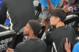 到了第四節還沒上場！現場觀眾不干了，大喊：換曾凡博！