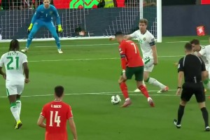 B席這打門太抽象了！C羅遠射擊中立柱，B席補射空門竟打偏了！