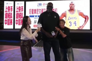 最萌身高差！當奧尼爾和宋小寶相遇，寶哥真小鳥依人！