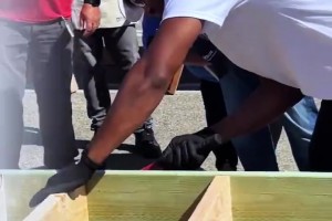 保羅這是體驗(yàn)了一把進(jìn)廠打螺絲的感覺