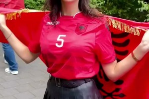 烈焰紅唇！阿爾巴尼亞女主持大秀性感身材，這一抹紅真好看