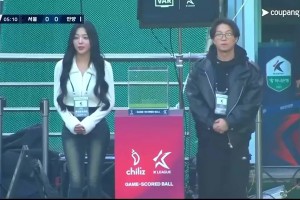 身材比真好！韓國演員樸圣光和妻子來現場看林加德比賽