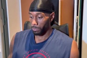 都被擋住了！球迷中國賽坐在姚明與奧胖身后，這還咋看啊