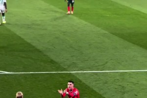 對勝利的渴望！C羅點球被撲后趕緊撿球幫對手擺好