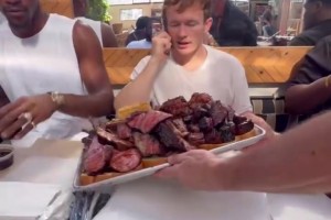 這肉看著可真香啊！巴特勒追夢小佩頓一起吃飯！