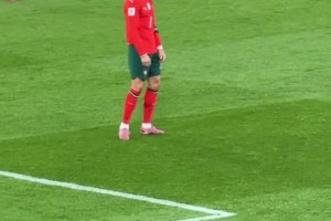 C羅情緒低落自言自語，B費(fèi)看見后趕緊上前擊掌鼓勁