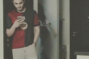 安東尼再秀“圓規(guī)”神技，不過這次隊(duì)友們投來了滿意的眼神