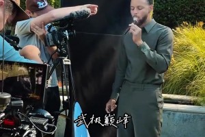 小學(xué)生變大佬！庫里拍攝廣告抽著雪茄 大佬氣勢十足啊~