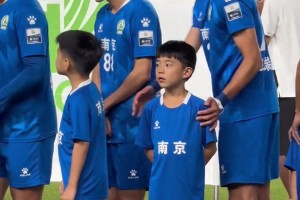 蘇超小球童爆笑原地石化！網友：六萬人場中央，眼睛看不過來