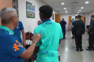 維尼修斯扭扭捏捏地與教練打招呼，你小子怎么看著有點搞笑