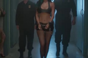 這是啥作品？凱莉-詹娜發預告片，被銬住雙手帶進監獄