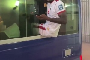 條件有限！佛得角球員們擠在一輛中巴車里慶祝晉級世界杯