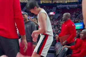 當楊瀚森在場上打出瘋狂表現，隊友們紛紛送上掌聲和鼓勵！