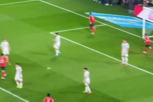 從哪竄出來的球迷實拍C羅第二球，防守球員一點反應沒有