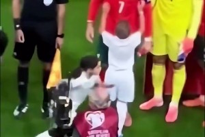 偶像！現場直拍：賽前小球童求抱抱，C羅欣然接受俯身滿足要求！