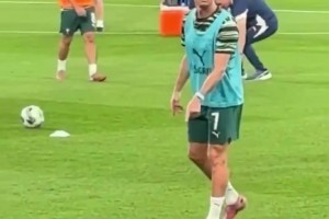 有難度的！熱身時C羅向球迷展示高空停球，穩穩停下 小裝一波