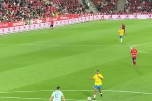 足球精靈！名場面：小羅牛尾巴輕松過掉門將打進空門！