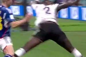 呂迪格曾高抬腿回追日本球員火遍全球，這真是世界名畫