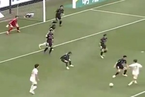 太自信了！現在的日本球員在禁區內已經能如此閑庭信步