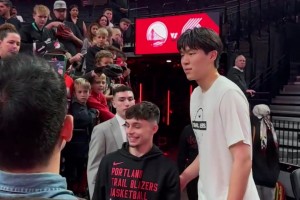 很受大家喜愛啊楊瀚森賽前為熱情的開拓者球迷合影、簽名~~