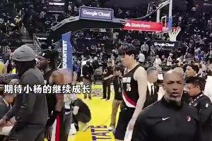 今日再戰可圈可點！楊瀚森此前首秀打勇士賽后，滿臉失落離開球場