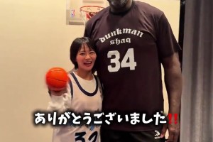 日本小姐姐教奧尼爾說日語 兩人的身高差得有點(diǎn)多啊