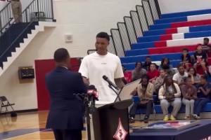 小賈高中球衣退役 火箭全隊(duì)到場支持