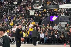 場下觀戰手癢啊暫停期間，東契奇跑上場偷練花式打板投籃~