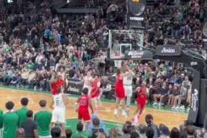 季前賽這么刺激的綠軍中鋒蒂爾曼拋投絕殺猛龍！主場燃炸了！