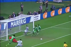 把對(duì)手都打笑了！世界杯名場(chǎng)面：尼日利亞門將戳了戳梅西的臉！