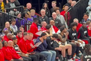 今天六犯離場有點(diǎn)委屈啊！楊瀚森在替補(bǔ)席上直接爆哭了