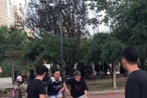 郭艾倫的身材，約基奇的投籃包