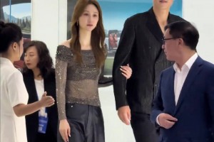 焦點不是車！是周鵬身邊美到窒息的愛妻?